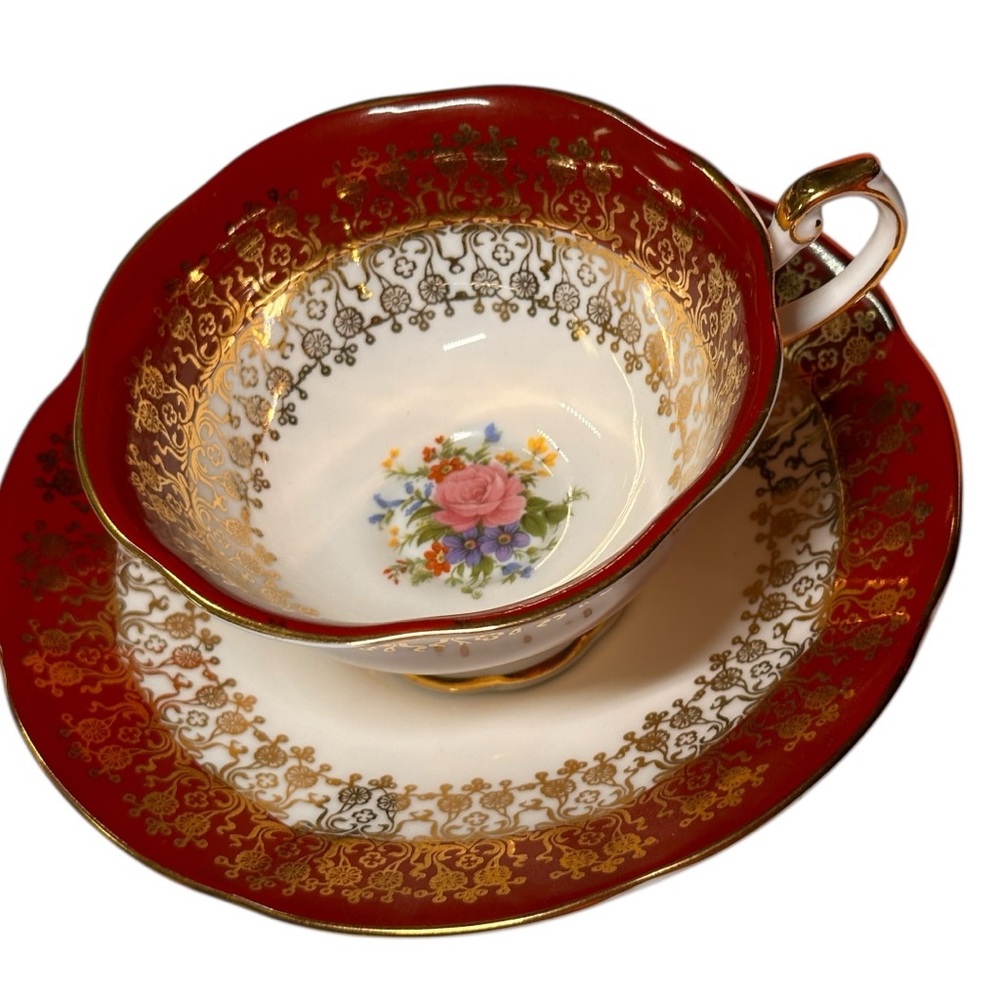 VINTAGE QUEEN'S REGAL RED/GOLD MONARCH PATTERN TEACUP & SAUCER (EUC)